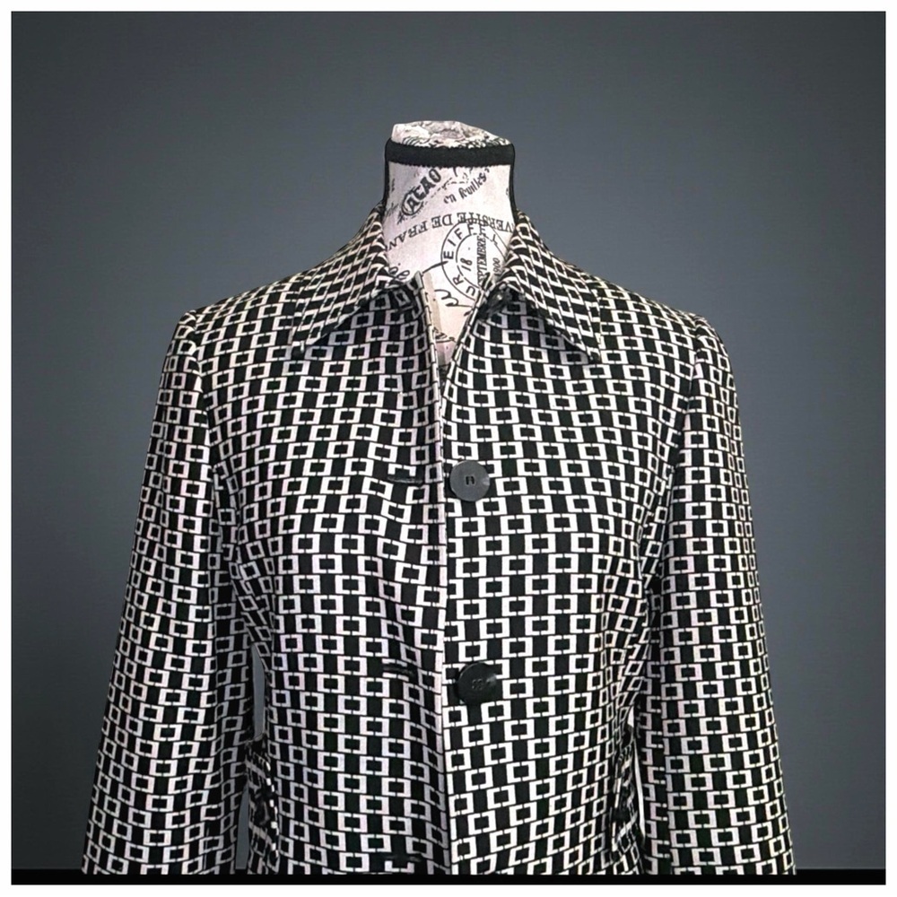 Classiques Entier Geometric Trench Coat | Timeless Tailored Elegance - Picture 7 of 12